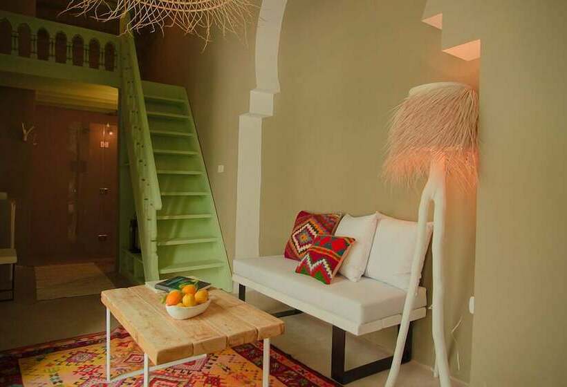 سوییت خانوادگی, Dar Antonia