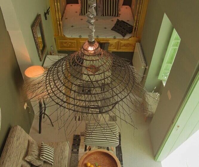 سوییت اجرایی, Dar Antonia