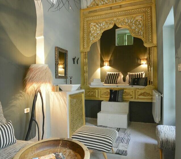 سوییت اجرایی, Dar Antonia