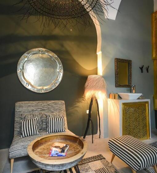 سوییت اجرایی, Dar Antonia