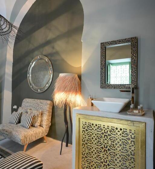 سوییت اجرایی, Dar Antonia