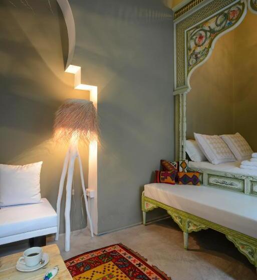 سوییت خانوادگی, Dar Antonia