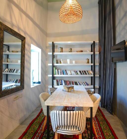 سوییت لوکس, Dar Antonia