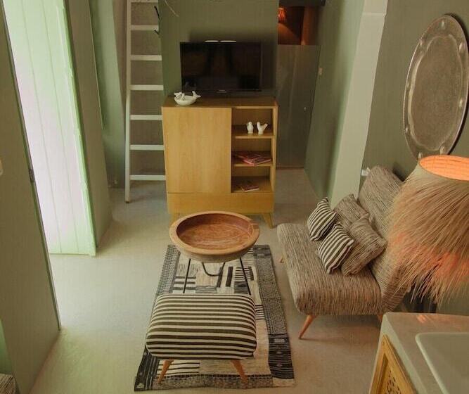 سوییت اجرایی, Dar Antonia