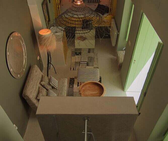 سوییت اجرایی, Dar Antonia