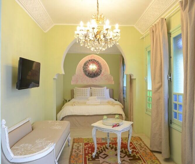 سوییت لوکس, Dar Antonia