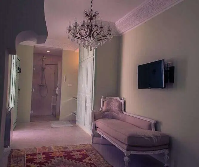 سوییت لوکس, Dar Antonia