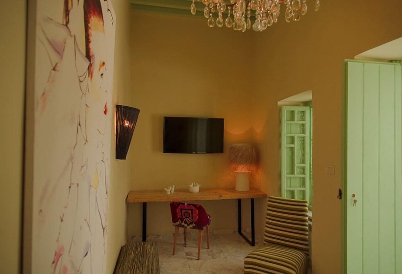 سوییت لوکس, Dar Antonia
