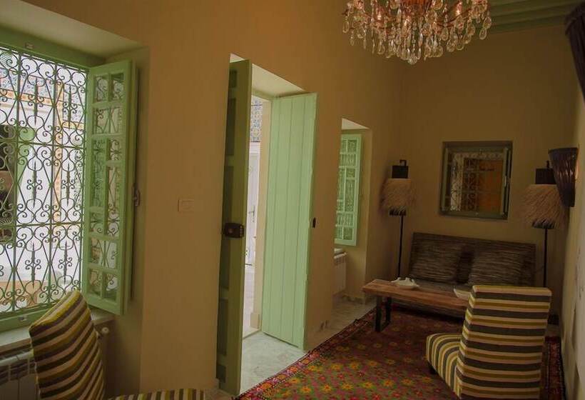 سوییت لوکس, Dar Antonia