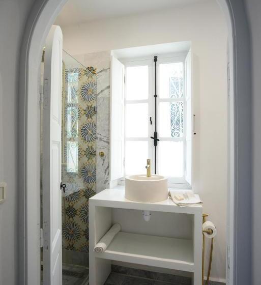 سوییت سوپریور, Dar Antonia