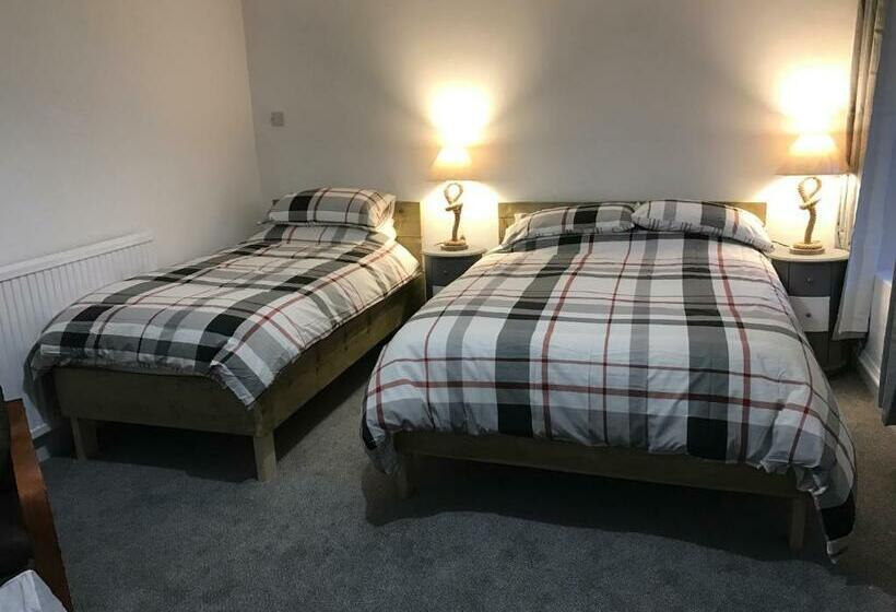 Camera Tripla Standard, The Pier