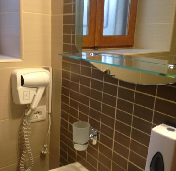 اتاق خانوادگی با چشمانداز باغ, Vila Mano