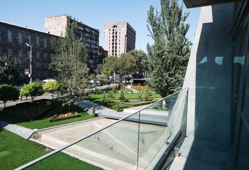 디럭스 룸 킹사이즈 침대, Messier 53 Hotel Yerevan