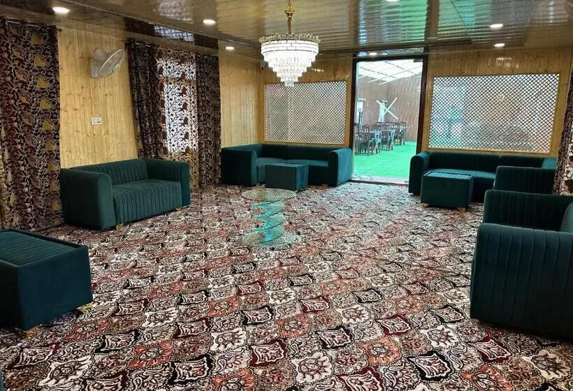 トリプルクラシックルーム, The Heritage Safina Group Of Houseboats