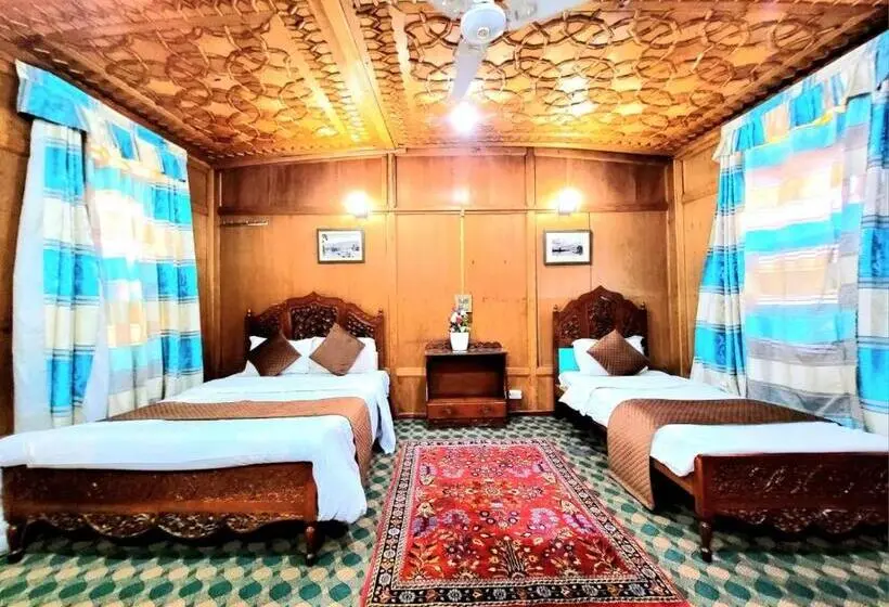 トリプルクラシックルーム, The Heritage Safina Group Of Houseboats