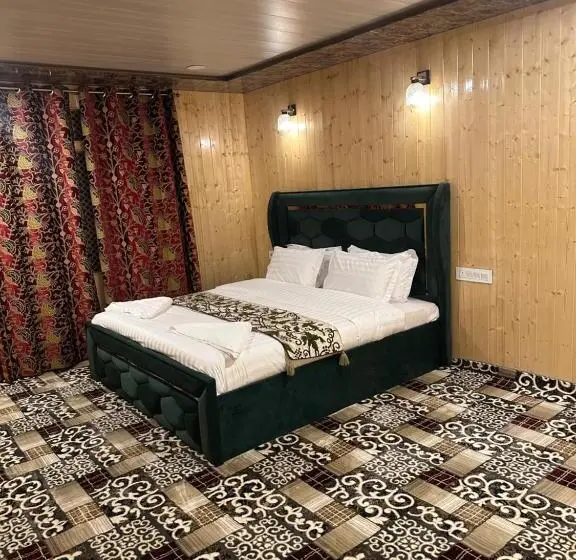 プレジデントスイートルーム, The Heritage Safina Group Of Houseboats