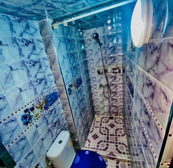 标准三人间, Riad Abqari Youssefi