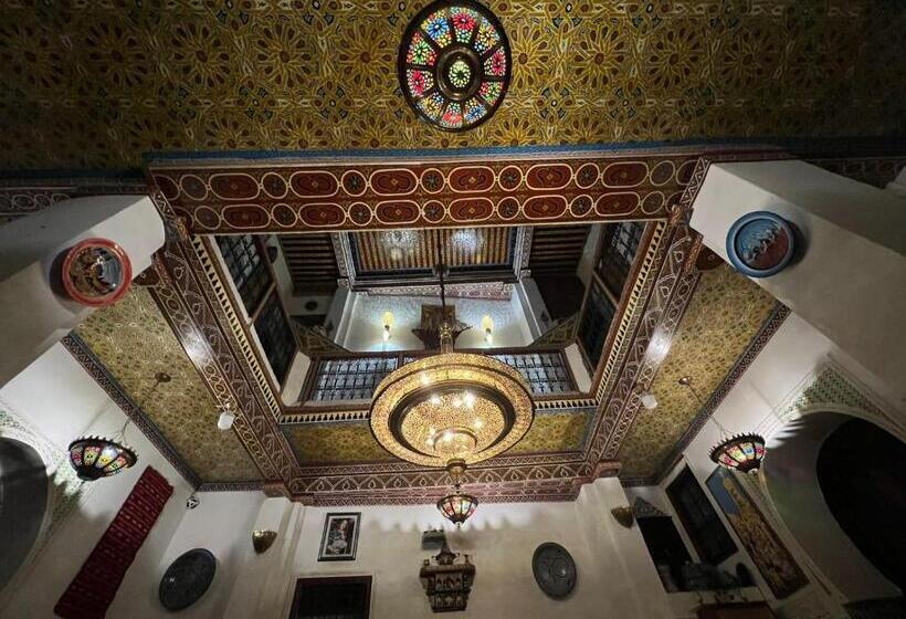 标准三人间, Riad Abqari Youssefi