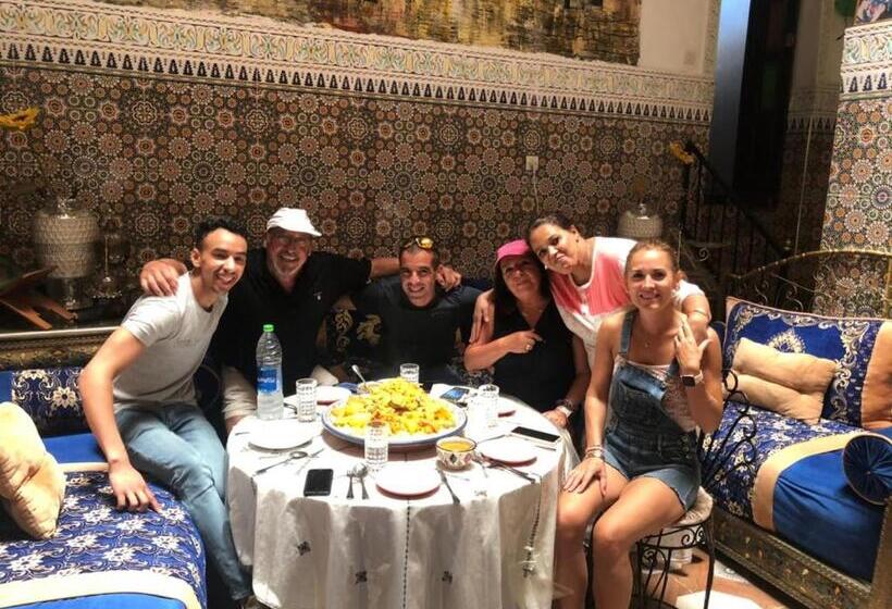 标准三人间, Riad Abqari Youssefi