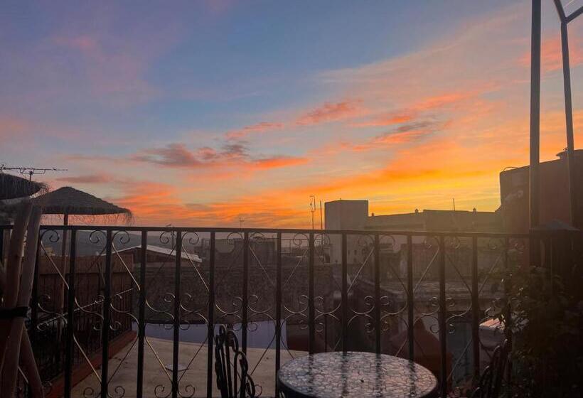 标准三人间, Riad Abqari Youssefi