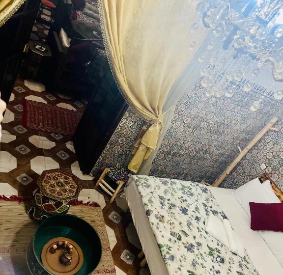 高级三人间, Riad Abqari Youssefi