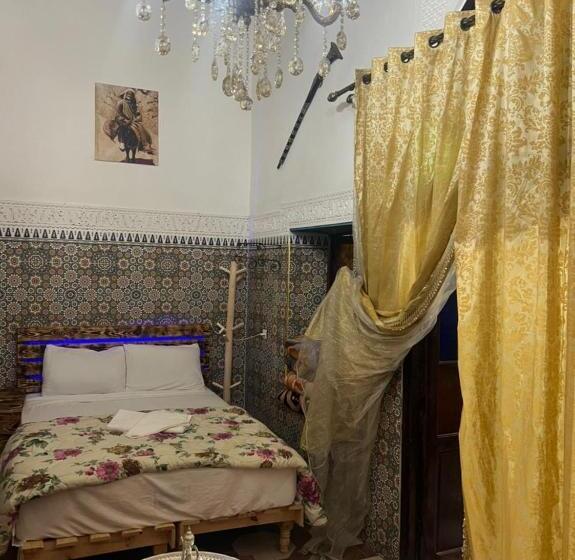 高级三人间, Riad Abqari Youssefi