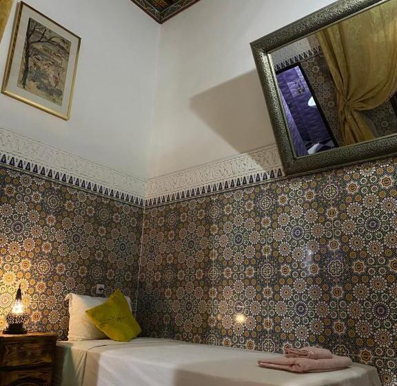 高级三人间, Riad Abqari Youssefi