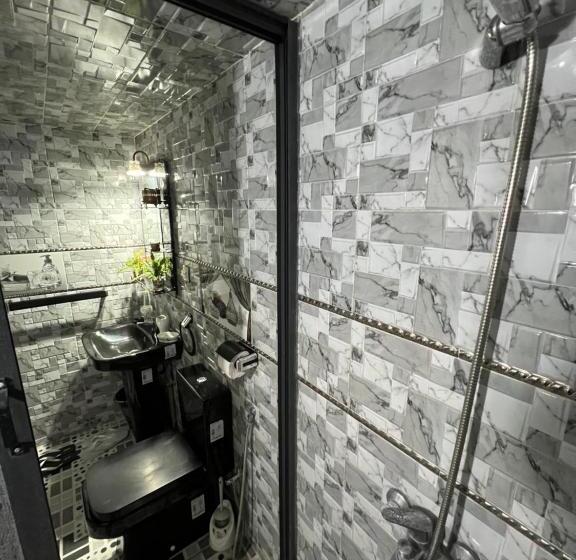 高级三人间, Riad Abqari Youssefi