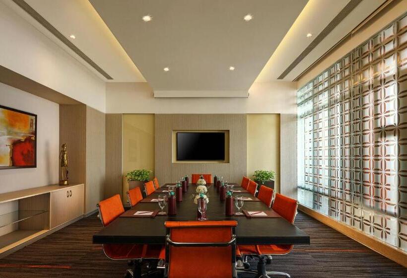 Люкс Повышенной Комфортности, Sandal Suites By Lemon Tree Hotels