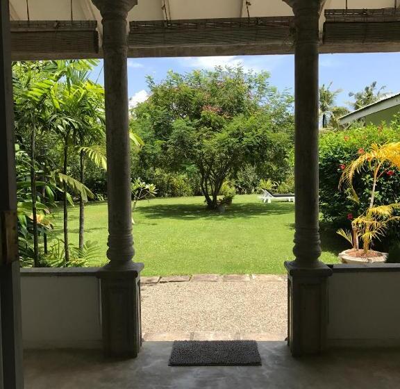 بنجلو قياسى مطلّ علي الحديقة, Villa Sublime