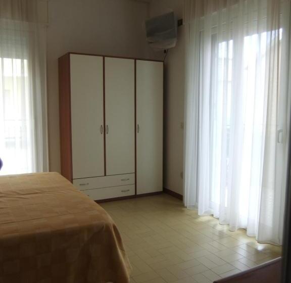 اتاق کلاسیک چهارنفره, La Falena