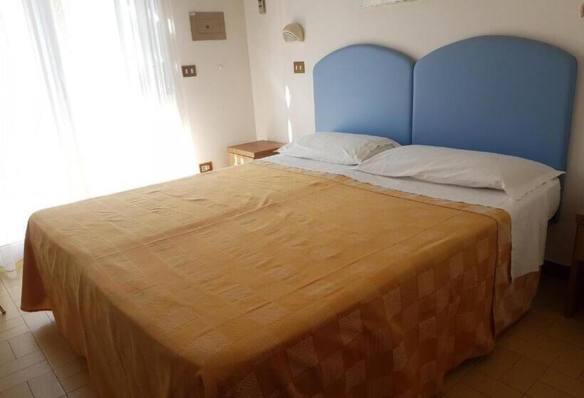 اتاق ساده با بالکن, La Falena