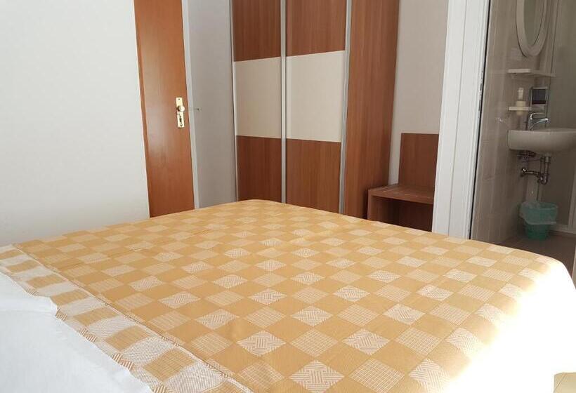 اتاق ساده با بالکن, La Falena