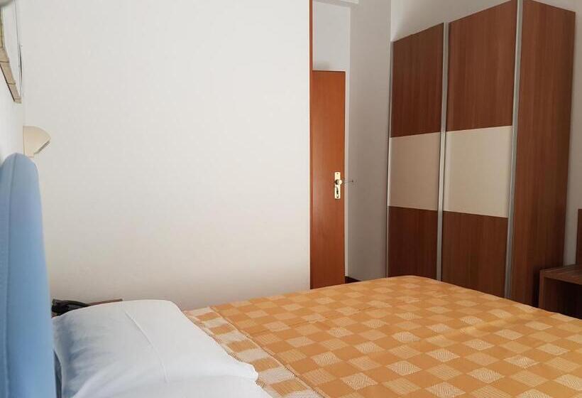 اتاق ساده با بالکن, La Falena