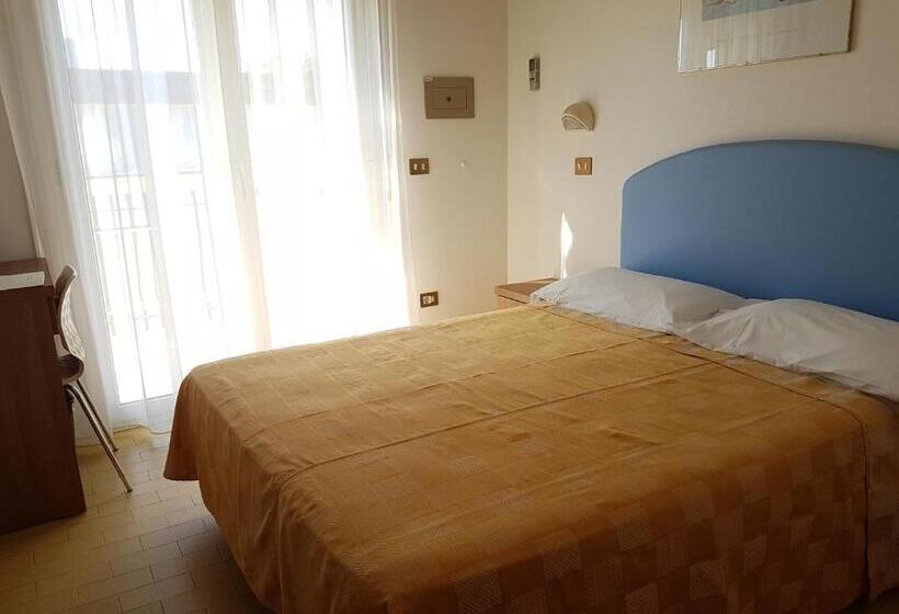 اتاق ساده با بالکن, La Falena