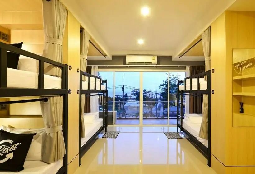 ルームシェアのワンベッド, Reset Hostel