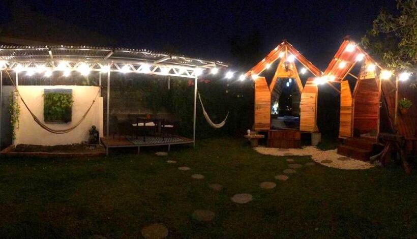 اتاق خانوادگی, Airport Traveler S Home