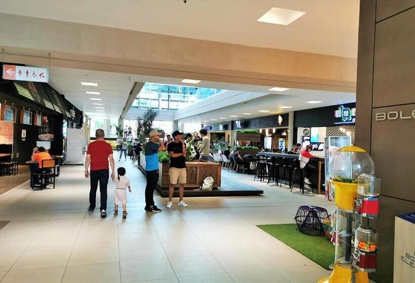 اتاق استاندارد با سرویس بهداشتی مشترک, Airport Traveler S Home