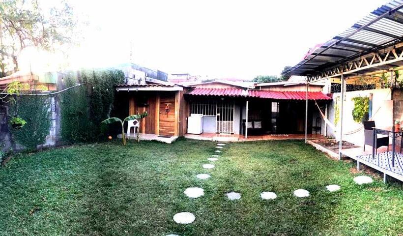 اتاق خانوادگی, Airport Traveler S Home