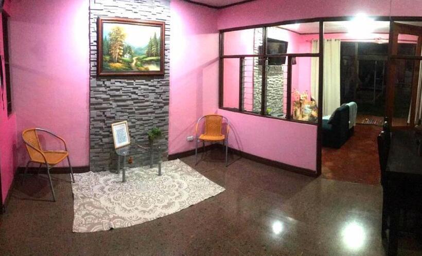 اتاق استاندارد با سرویس بهداشتی مشترک, Airport Traveler S Home