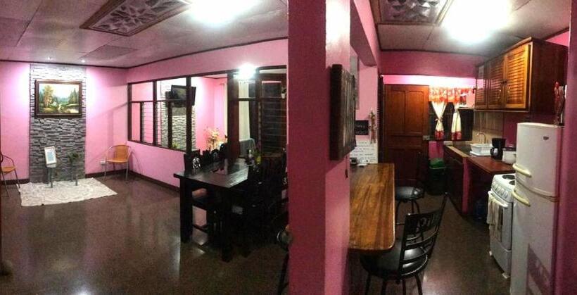 اتاق استاندارد با سرویس بهداشتی مشترک, Airport Traveler S Home