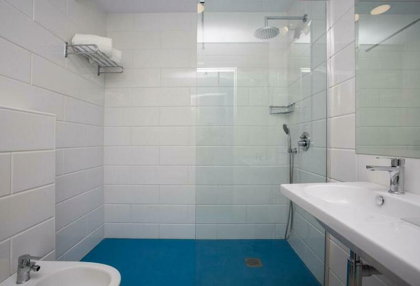 اتاق کلاسیک سه تخته, Casual Del Mar Malaga