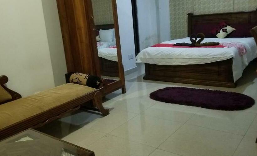 اتاق لوکس خانوادگی, Kings Gate Airport Transit