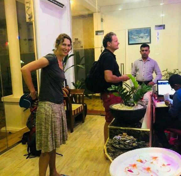 اتاق لوکس خانوادگی, Kings Gate Airport Transit