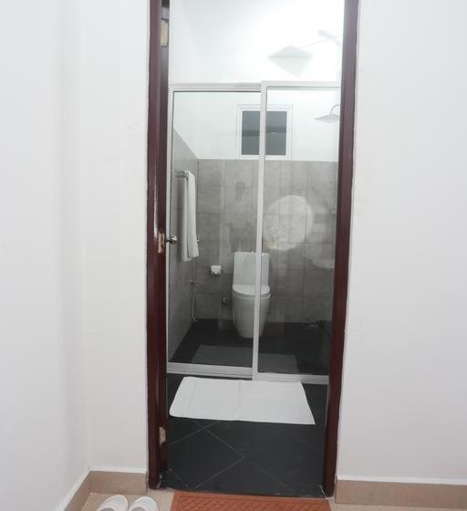 اتاق لوکس خانوادگی, Kings Gate Airport Transit