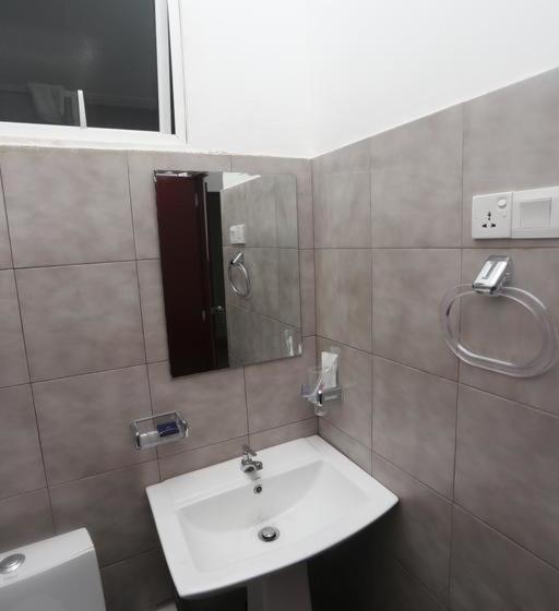 اتاق لوکس خانوادگی, Kings Gate Airport Transit