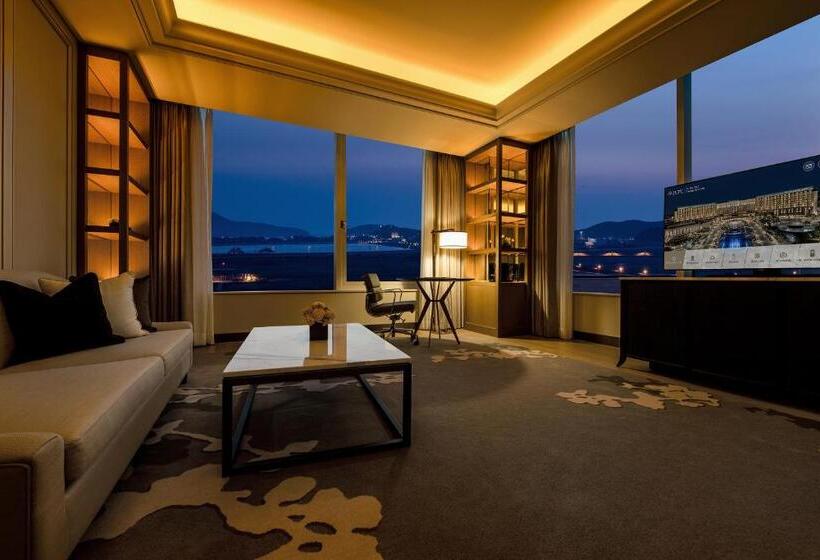 Suite, Paradise City