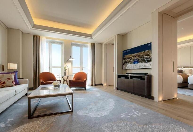 Suit Deluxe, Paradise City