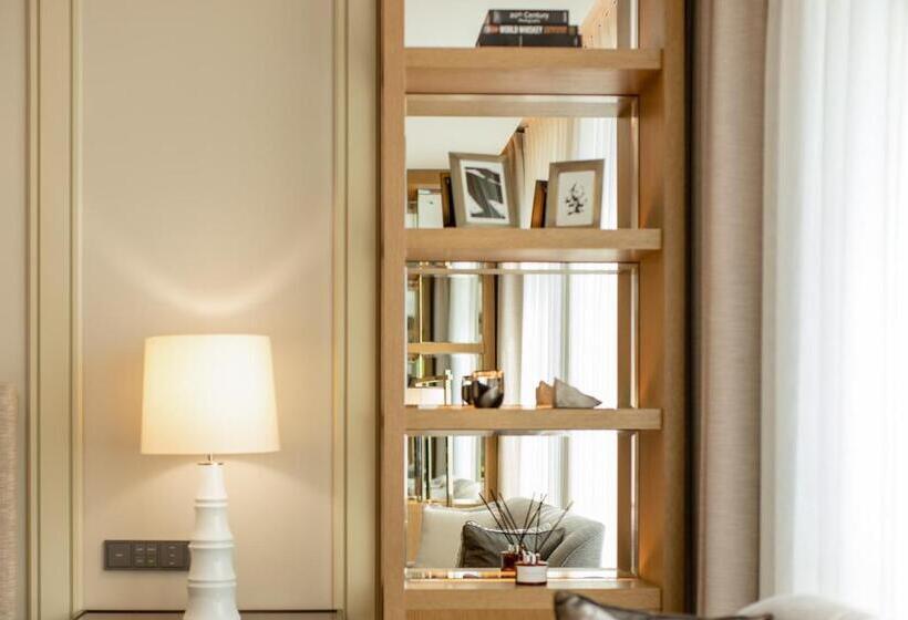 Suit Deluxe, Paradise City