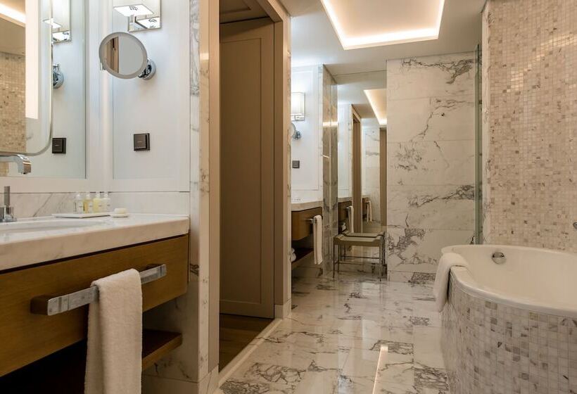 Suit Deluxe, Paradise City